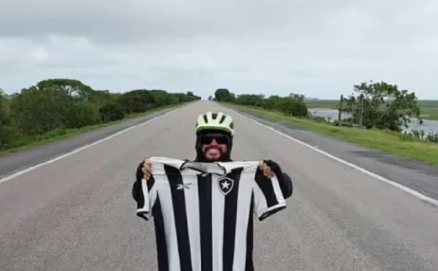 Torcedor do Botafogo chega de bicicleta para final da Libertadores